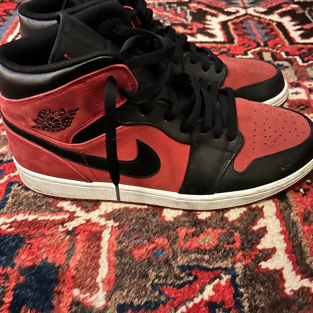 Jordan 1 Mid